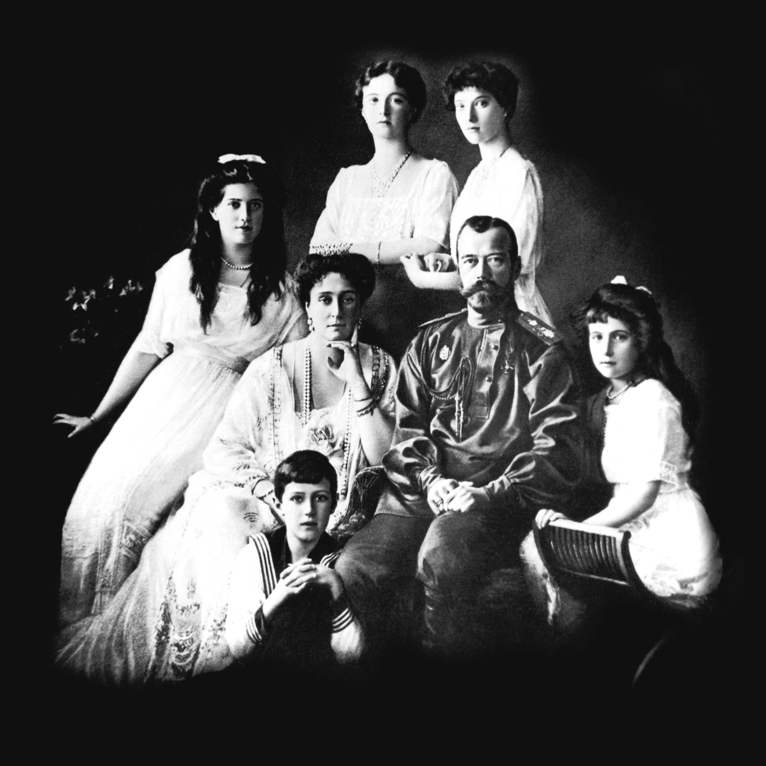 Ruská carská rodina. Zleva odspoda: Alexej, Maria, carevna Alexandra Fjodorovovna, car Mikuláš, Anastazia, Olga Taťána