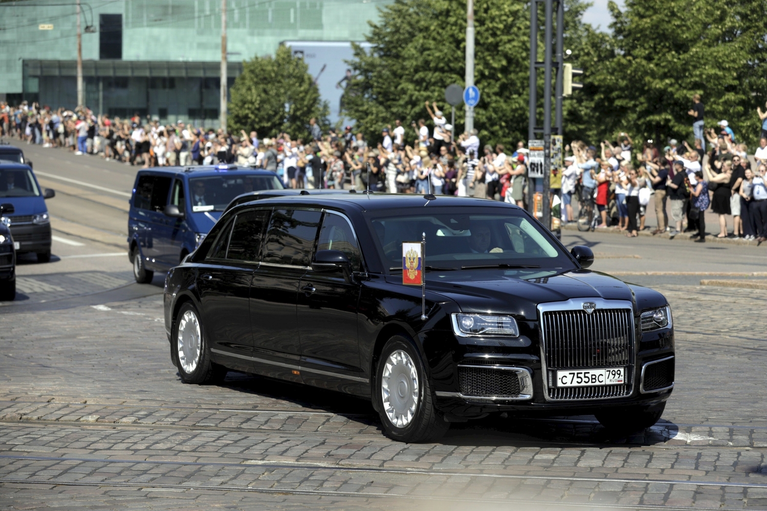 Putinova limuzína při cestě do na summit v Hlesinkách.