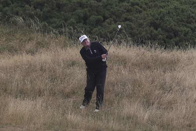 Trump si o víkendu zahrál golf ve skotském Turnberry. Trump si o víkendu zahrál golf ve skotském Turnberry.