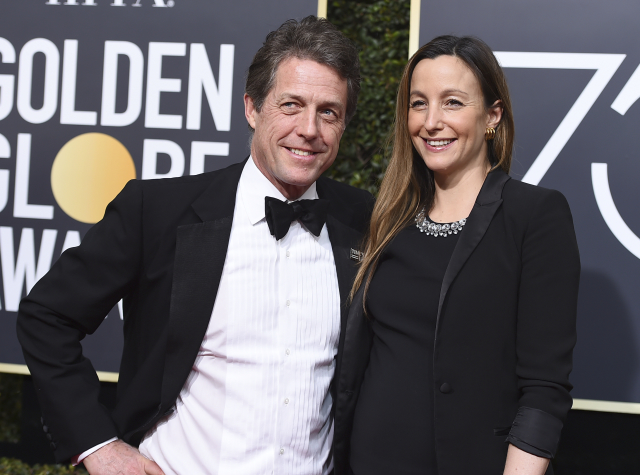 Hugh Grant a Anna Eberstein.