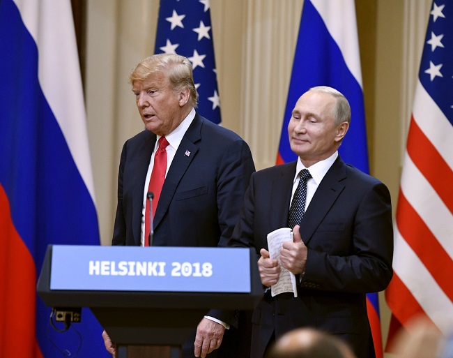 Donald Trump (vlevo) s Vladimirem Putinem v Helsinkách.