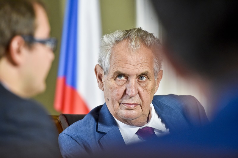 Donald Trump připomíná českému prezidentovi Miloši Zemanovi (na snímku) Vladimíra Mečiara.