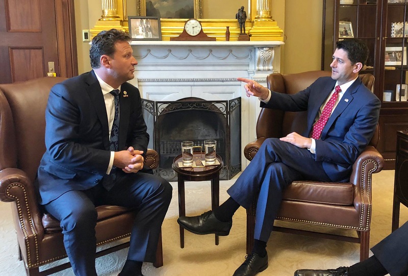 Předseda Poslanecké sněmovny Radek Vondráček (vlevo) na setkání s předsedou Sněmovny reprezentantů USA Paulem Ryanem.