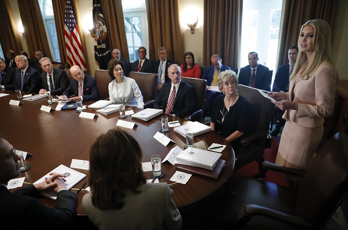 Slovo si vzala také poradkyně a dcera Donalda Trumpa (zcela vpravo) Ivanka.