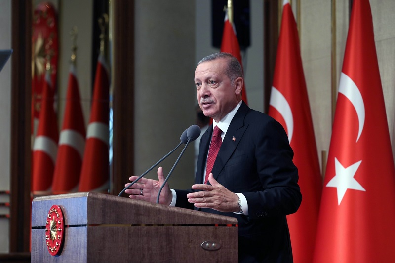 Turecký prezident Erdogan zažaloval opozičního politika. Turecký prezident Erdogan zažaloval opozičního politika.
