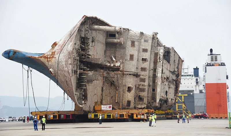Potopený trajekt Sewol. Potopený trajekt Sewol.