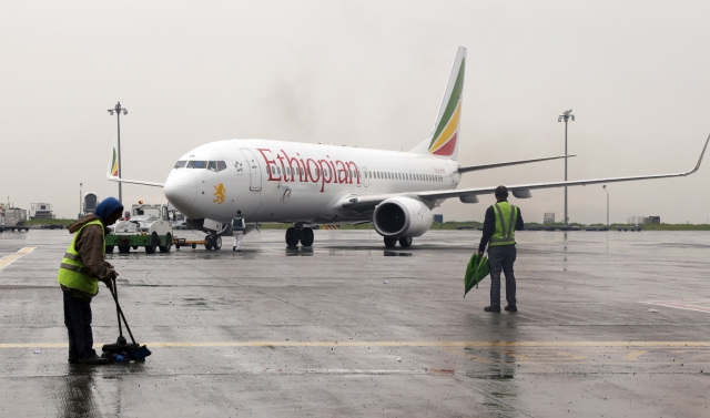 Letadlo, které jako první po letech letělo z Etiopie do Eritreje.