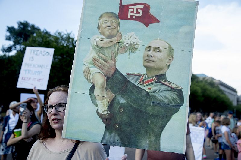 Protest ve Washingtonu proti setkání amerického a ruského prezidenta.