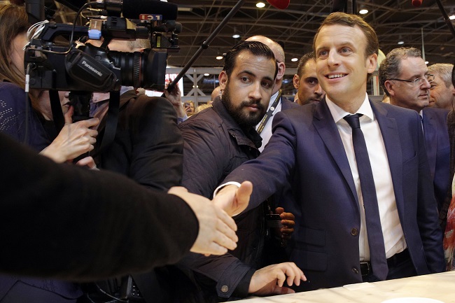 Prezident Emmanuel Macron (vpravo) se svým bezpečnostním poradcem Alexandrem Benalluou. 