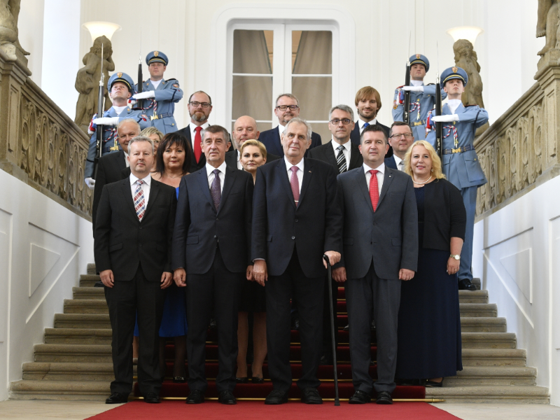 Vláda Andreje Babiše ještě s původními ministry.