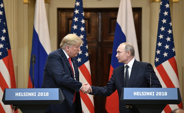 Vlevo americký prezident Donald Trump a prezident ruské federace Vladimit Putin.