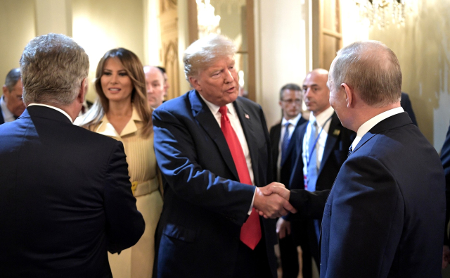 Americký prezident Donald Trump si podává ruku s ruským prezidentem Vladimirem Putinem.