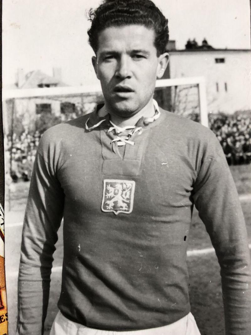 Ve věku 94 let zemřel český fotbalový reprezentant Jiří Žďárský.