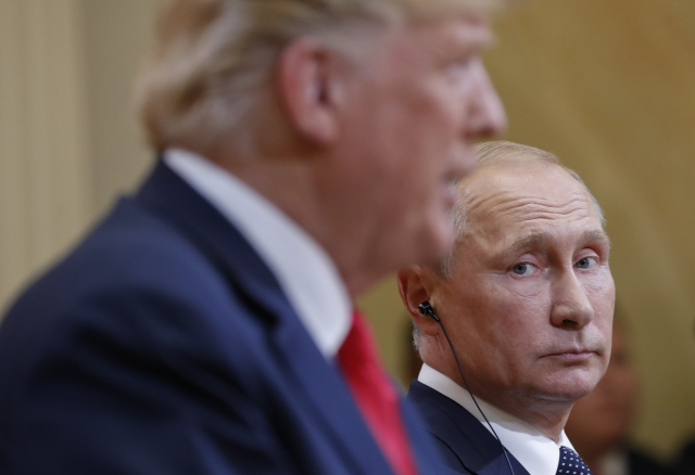 Americký prezident Donald Trump vlevo) a ruský prezident Vladimir Putin.