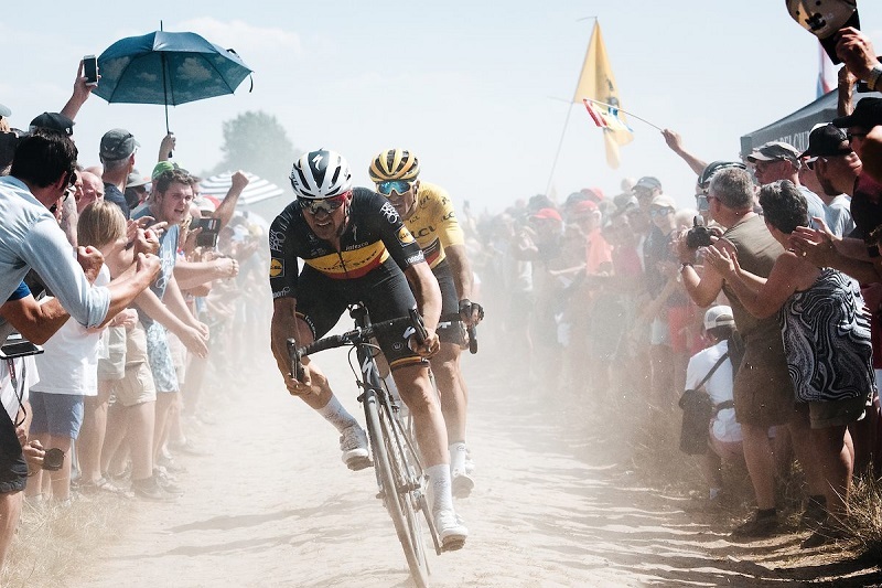 Slavná Tour de France opět baví fanoušky z celého světa. Slavná Tour de France opět baví fanoušky z celého světa.