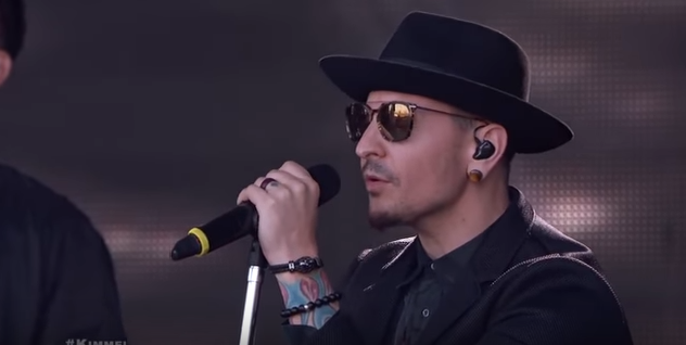Zpěvák Chester Bennington.