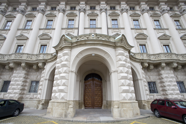 Podle Černínského paláce je vysoce pravděpodobné, že soud nařídí pachateli ústavní léčbu.