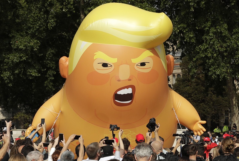 Šestimetrová nafukovací karikatura amerického prezidenta Donalda Trumpa.