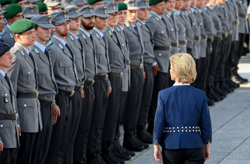 Německou armádu navštívila ministryně obrany Ursula von der Leyenová.