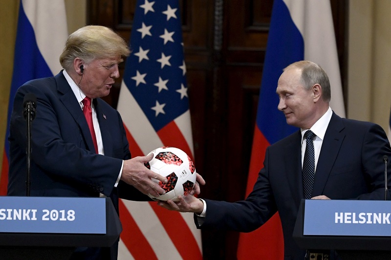 Vladimir Putin daroval v Helsinkách Donaldu Trumpovi fotbalový míč.