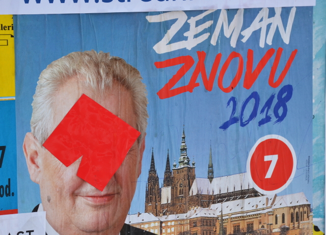 Samolepka rudých trenýrek na volebním plakátu Miloše Zemana. 