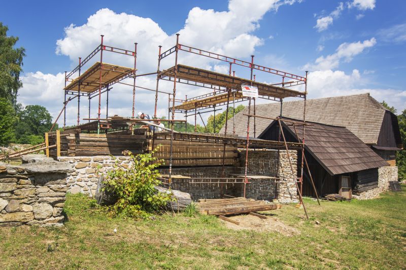 Skanzen v Chanovicích na Klatovsku rekonstruuje starý špýchar z Petrovic u Sušice.