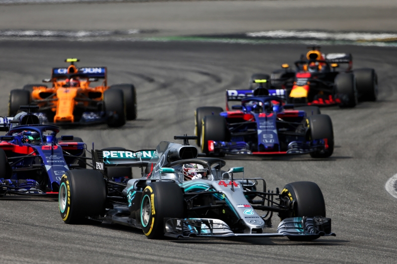 Lewis Hamilton startoval ze 14. místa, přesto vyhrál.