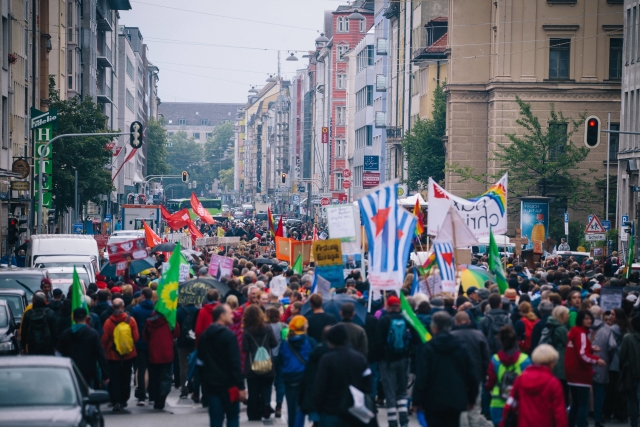 Lidé demonstrovali proti stávající restriktivní politice CSU.