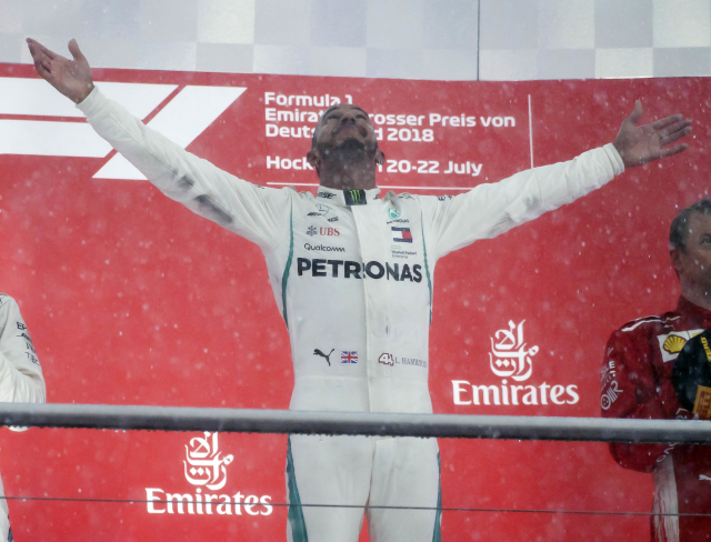 Lewis Hamilton slavící triumf z Velké ceny Německa.