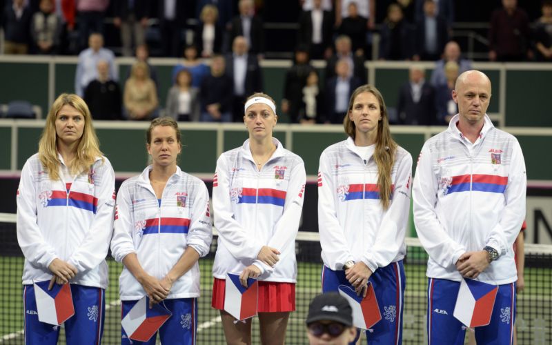 České tenistky a nehrající kapitán Pála při tenisovém Fed Cupu.