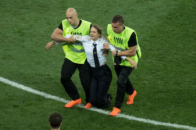 Aktivistka z Pussy Riot, která narušila průběh finále světového fotbalového šampionátu v Moskvě.