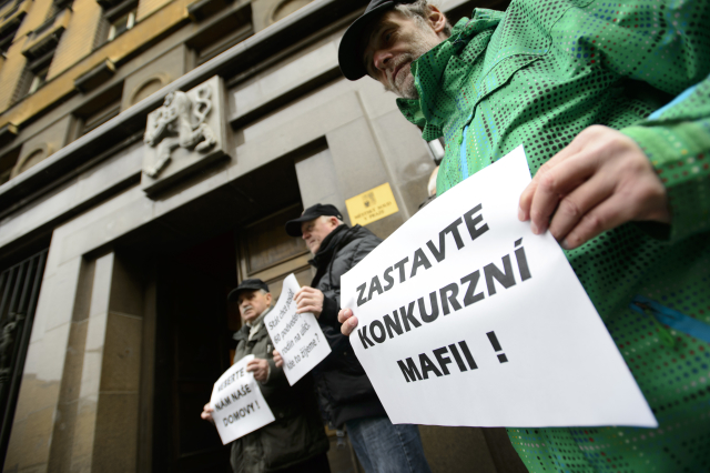 Klienti protestující proti společnosti H-System.