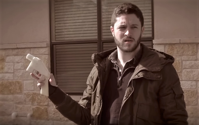 Cody Wilson se svým vynálezem - 3D zbraní z plastu.
