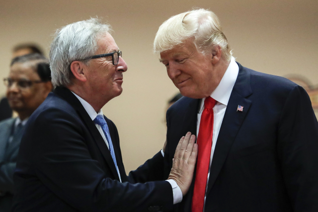 Vlevo předseda Evropské komise Jean-Claude Juncker a prezident USA Donald Trump.