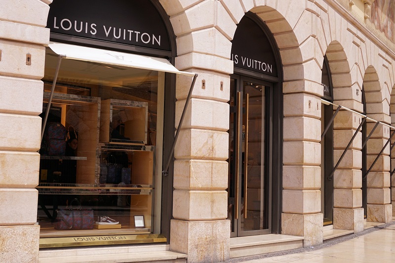 Francouzské společnosti Louis Vuitton se v Česku daří.