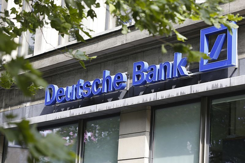 Největší německá banka zastavila pokles příjmů.