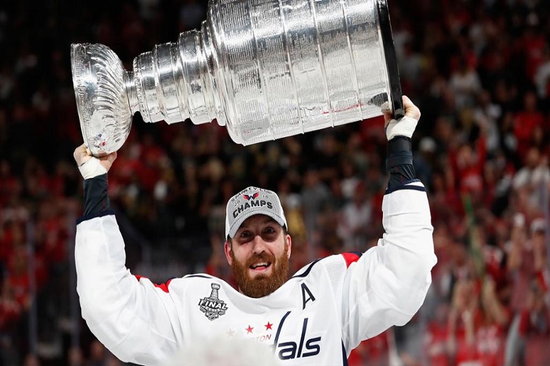Zkušený obránce Brooks Orpik zůstává u úřadujícího šampiona z Washingtonu.