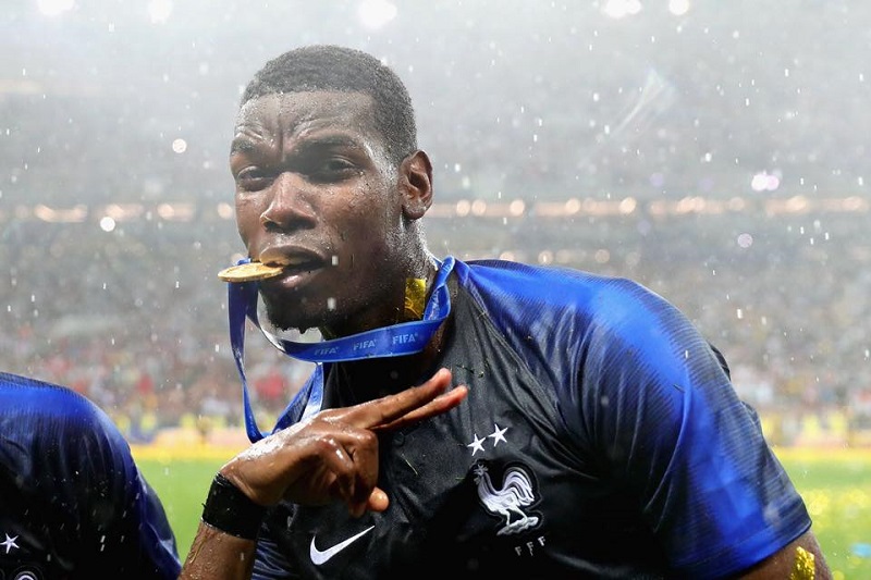 Paul Scholes se lehce opřel do francouzského záložníka Paula Pogby.