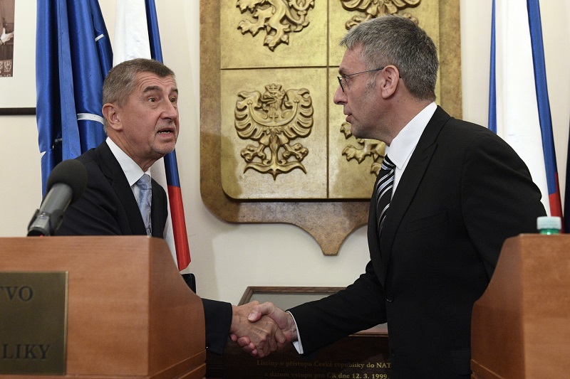 Premiér Andrej Babiš (vlevo) po Lubomíru Metnarovi demisi nepožaduje.