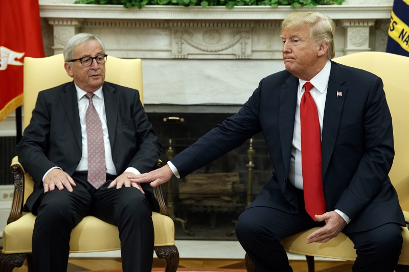 Jean-Claude Juncker (vlevo) se setká s Donaldem Trumpem.