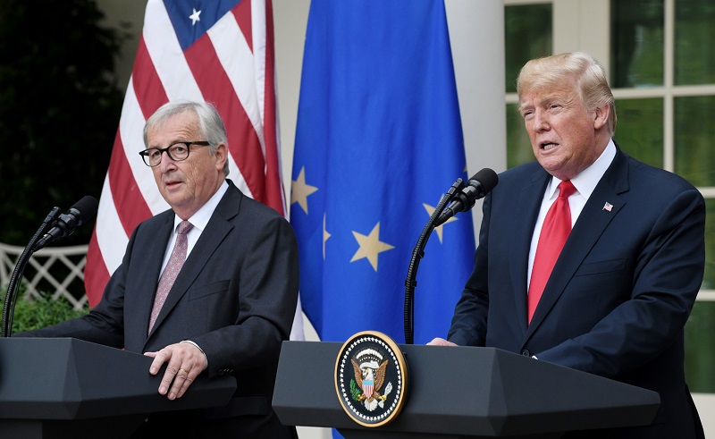 Donald Trump (vpravo) jednal s předsedou Evropské komise Jeanem-Claudem Junckerem.