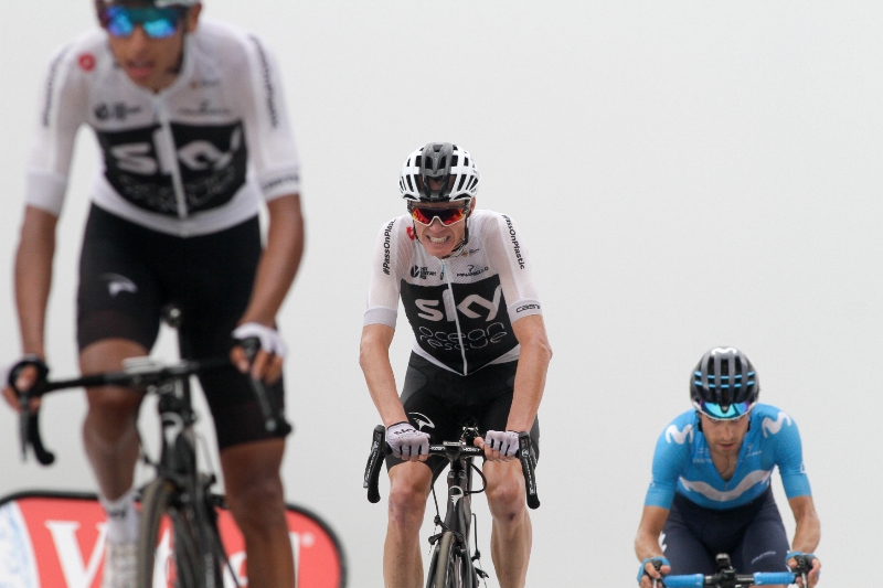 Chris Froome (uprostřed) čtvrtý triumf v řadě na Tour de France nezíská.