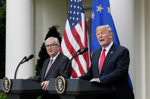 Zleva Jean-Claude Juncker a Donald Trump na tiskové konferenci.