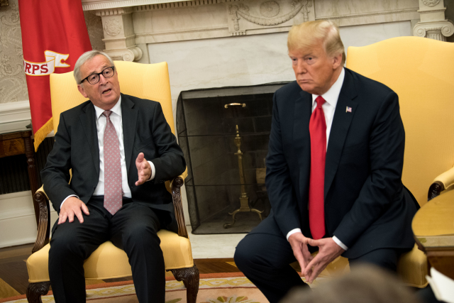 Jean-Claude Juncker a Donald Trump při jednání v Bílém domě.