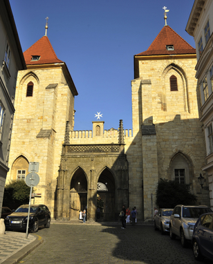 Kostel sv. Panny Marie pod řetězem v Lázeňské ulici na Malé Straně, který spravuje řád maltézských rytířů.