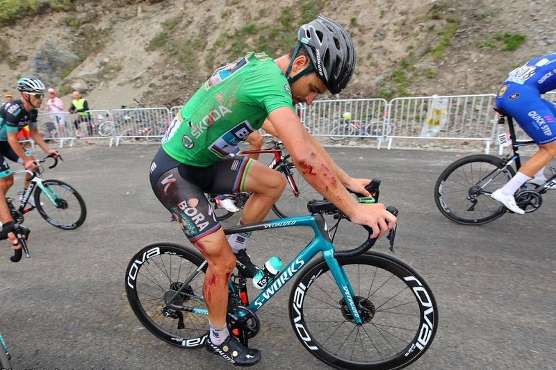 Peter Sagan, jenž zaznamenal v poslední etapě těžký pád, bude v Tour pokračovat.
