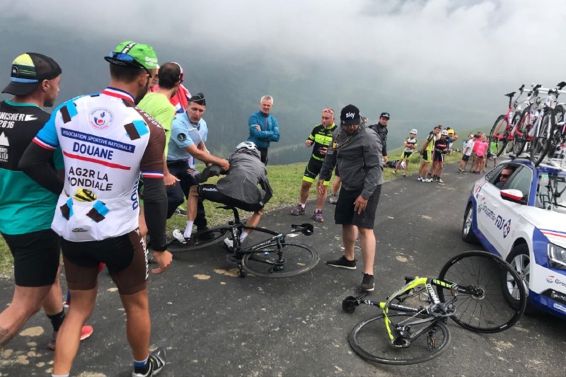 Chris Froome nebude na sedmnáctou etapu vzpomínat v dobrém.