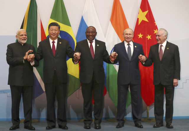 Snímek ze summitu BRICS. Zástupci Brazílie, Ruska, Indie, Číny a Jihoafrické republiky.