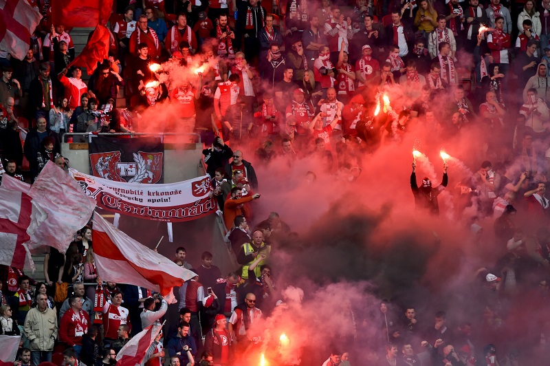 Fanoušci Slavie s pyrotechnikou. (ilustrační foto)