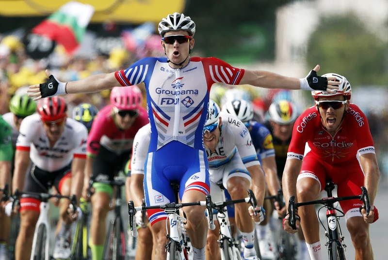 Vítězný cyklista Arnaud Démare v cíli 18. etapy Tour de France.